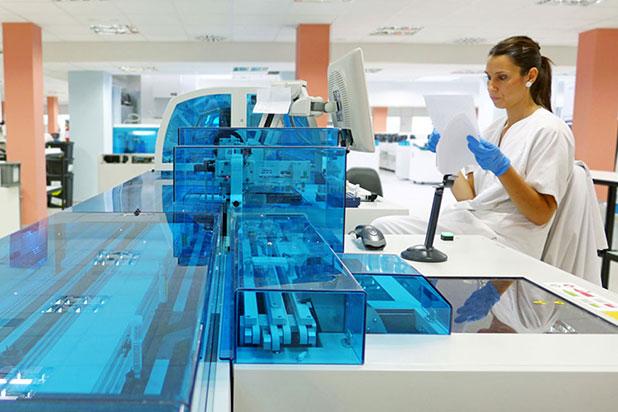 Laboratoris de Vall d'Hebron Professional de Vall d'Hebron treballant al laboratori